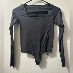 SKIMS ESSENTIAL LONG SLEEVE SCOOP NECK BODYSUIT